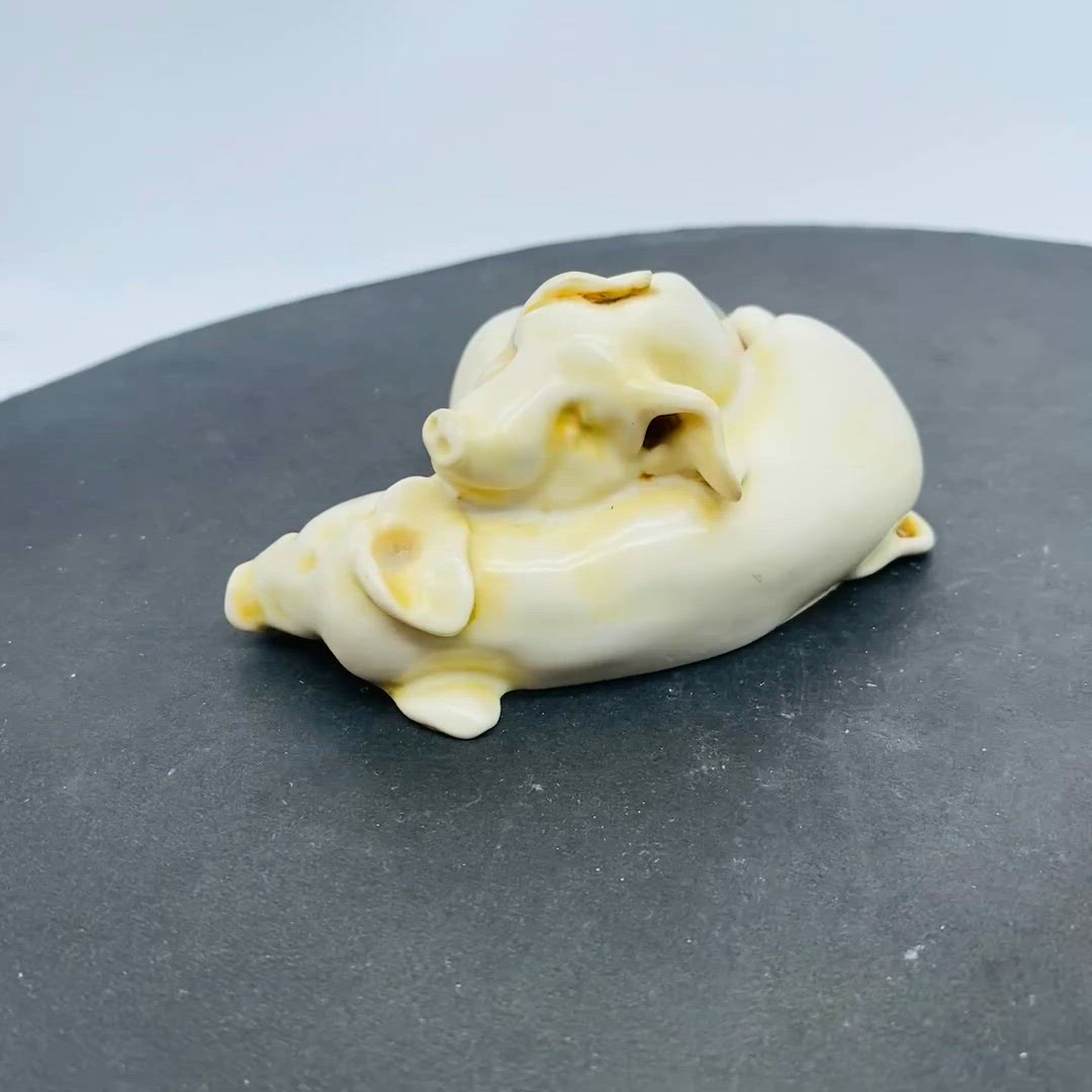 #1413 Resin Pair of Cuddling Pigs Cream Colour Detailed